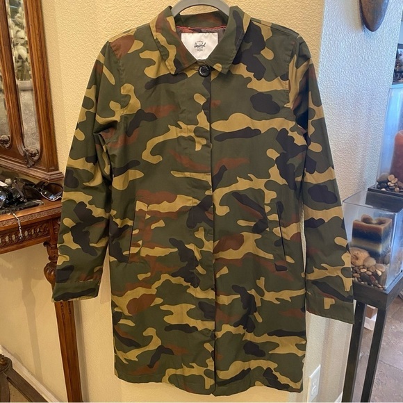 HERSCHEL Green Camo Print Lightweight Mac Coat Size Small-Unisex - Picture 1 of 11